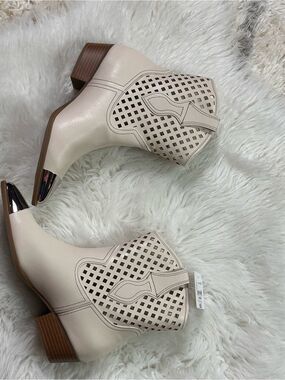 Arizona Jean Company Cream Cutout Western Ankle Boots with Metallic Toe Cap
